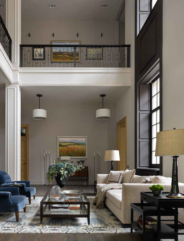 Источник вдохновения для домашнего уюта: парадная гостиная комната в классическом стиле с белыми стенами, темным паркетным полом и коричневым полом