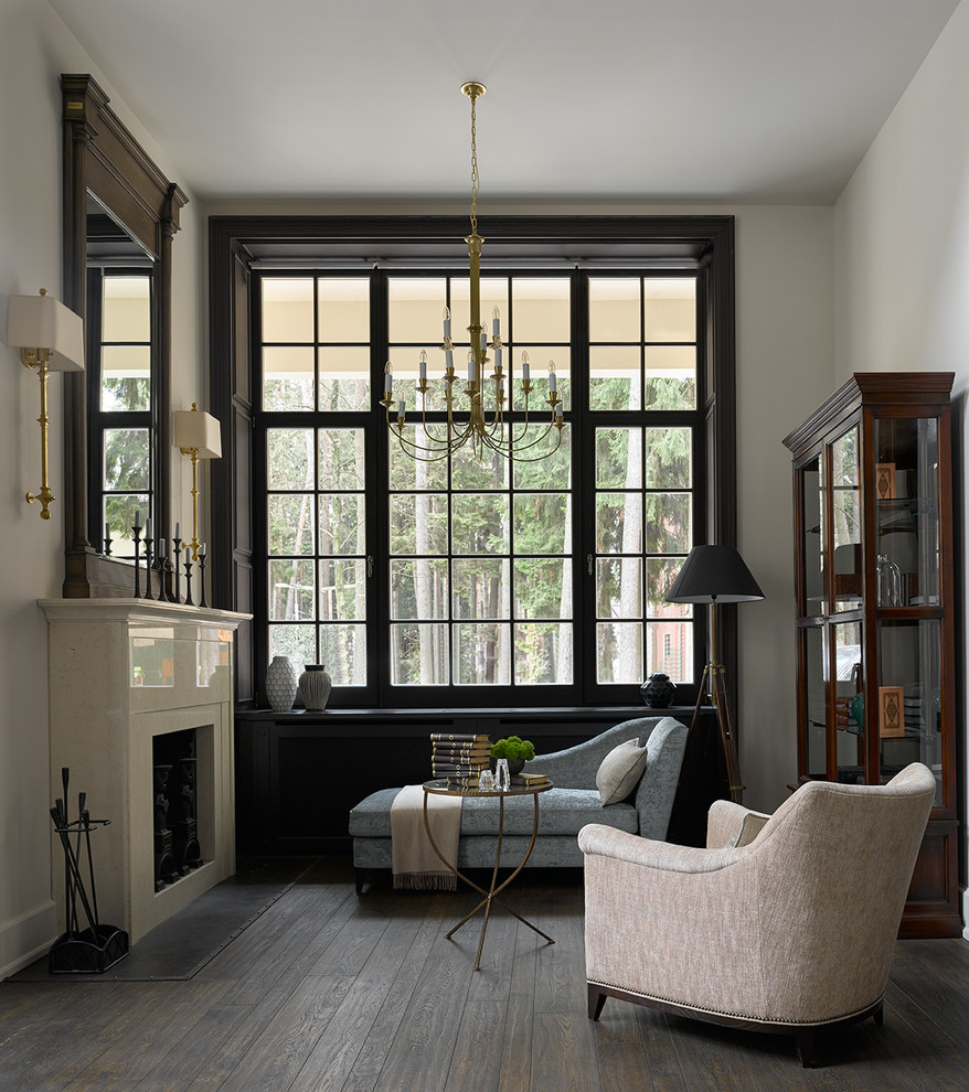 Immagine di un soggiorno classico con sala formale, pareti bianche, parquet scuro, camino ad angolo e pavimento marrone