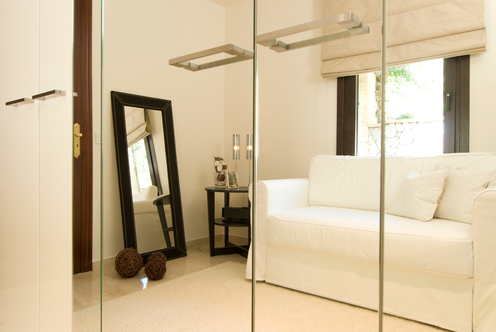 Foto de sala de estar campestre de tamaño medio con paredes beige y suelo de mármol