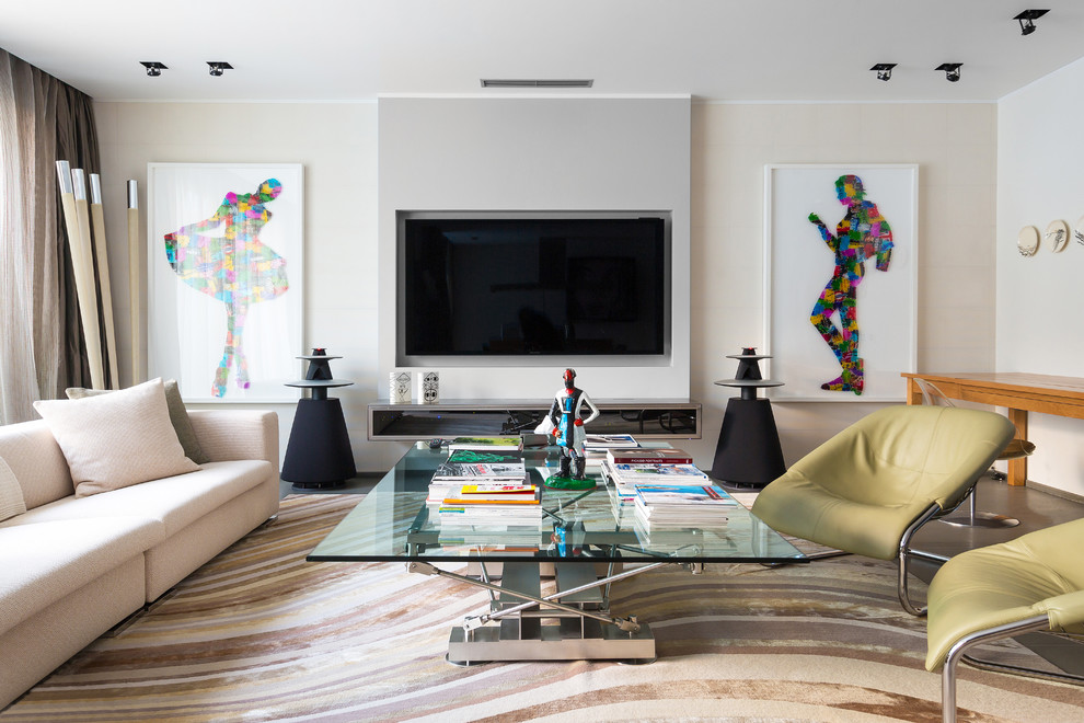 Свежая идея для дизайна: изолированная гостиная комната в современном стиле с бежевыми стенами, телевизором на стене и коричневым полом - отличное фото интерьера