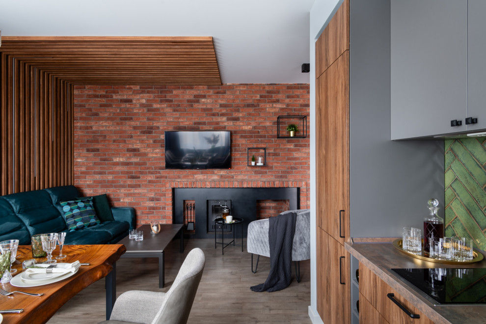 Источник вдохновения для домашнего уюта: открытая, объединенная гостиная комната среднего размера в современном стиле с серыми стенами, полом из керамогранита, горизонтальным камином, фасадом камина из металла, телевизором на стене и серым полом