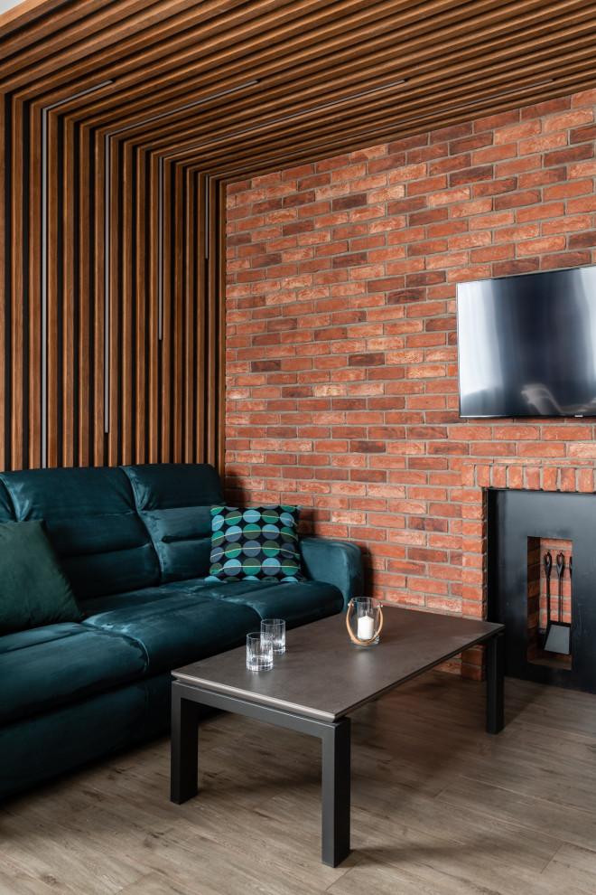Стильный дизайн: открытая, объединенная гостиная комната среднего размера в современном стиле с серыми стенами, полом из керамогранита, горизонтальным камином, фасадом камина из металла, телевизором на стене и серым полом - последний тренд
