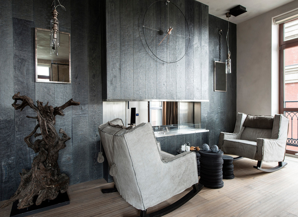 Idee per un soggiorno minimal aperto con pareti nere, pavimento in legno massello medio, camino bifacciale, cornice del camino in legno e pavimento beige