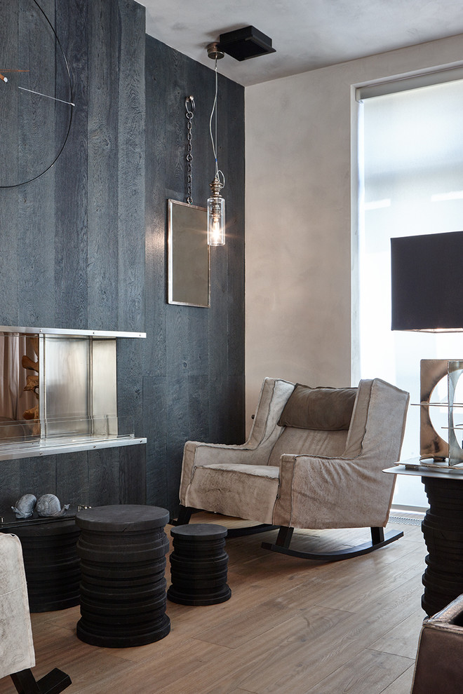 Offenes, Mittelgroßes Modernes Wohnzimmer mit grauer Wandfarbe, Tunnelkamin, Kaminumrandung aus Holz, beigem Boden, hellem Holzboden und TV-Wand in Moskau