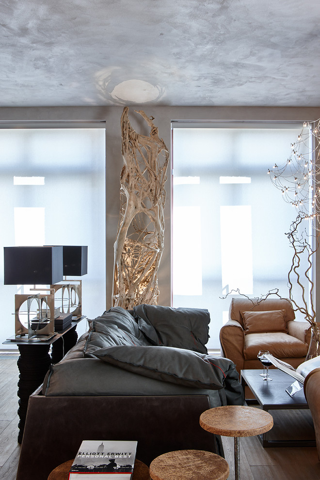 Свежая идея для дизайна: открытая гостиная комната среднего размера в современном стиле с серыми стенами, двусторонним камином, фасадом камина из дерева, бежевым полом, светлым паркетным полом и телевизором на стене - отличное фото интерьера