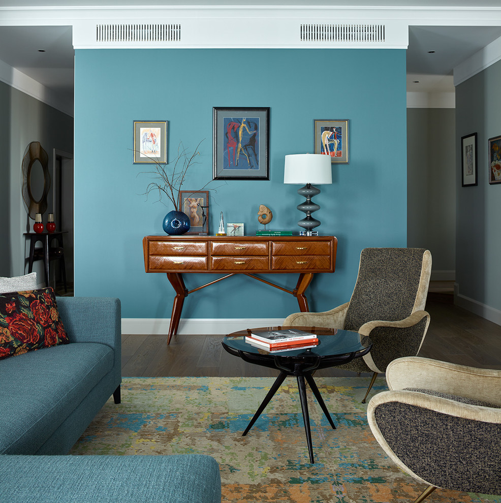 Aménagement d'un salon contemporain avec un mur bleu et parquet foncé.