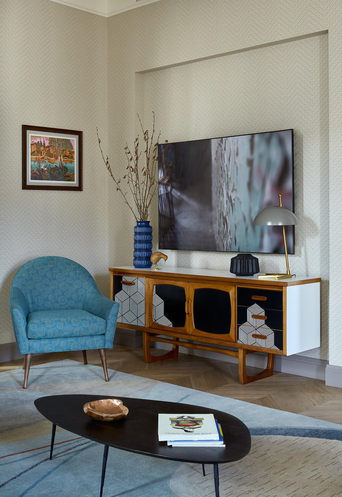 Aménagement d'une salle de séjour contemporaine avec un mur gris, parquet clair et un sol beige.