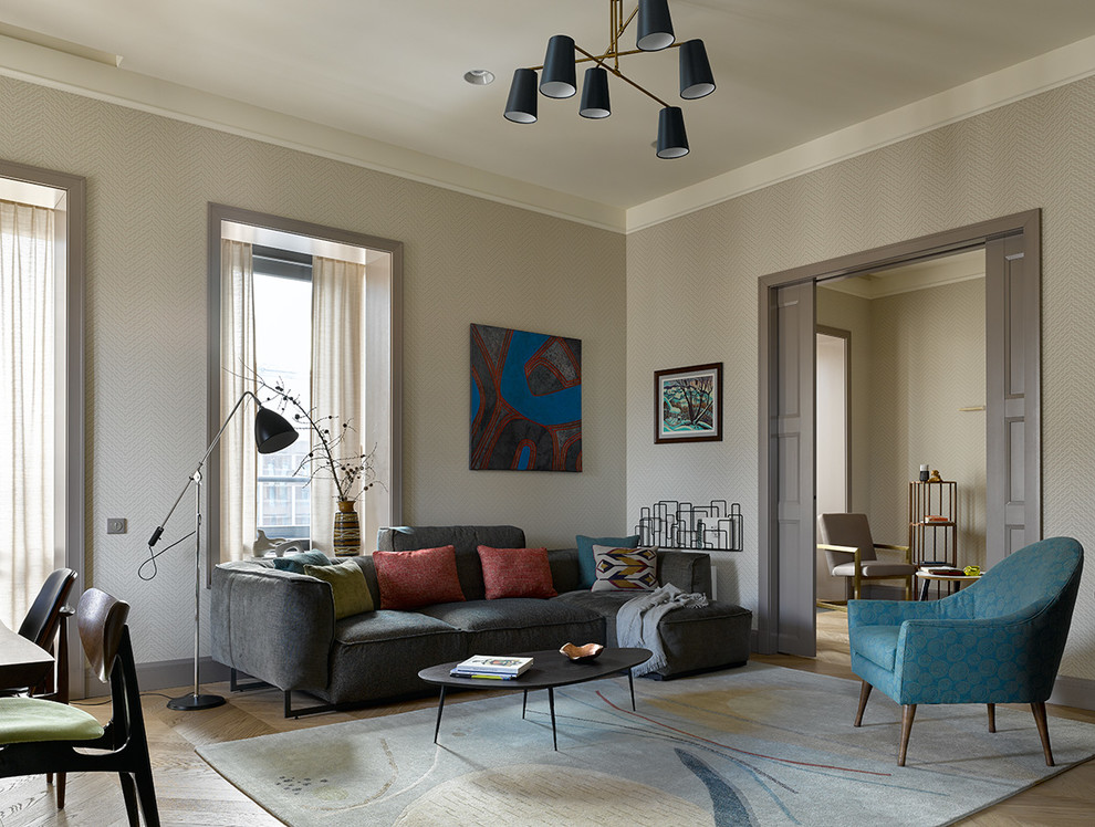 Idee per un soggiorno classico chiuso con pareti grigie e parquet chiaro