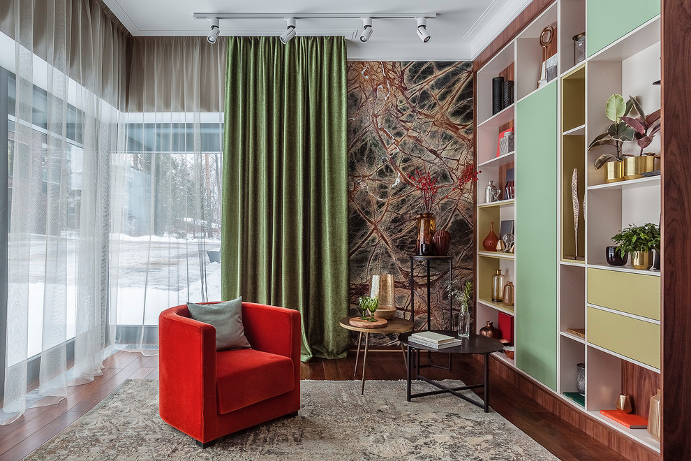 Стильный дизайн: гостиная комната в стиле неоклассика (современная классика) с темным паркетным полом и коричневым полом - последний тренд