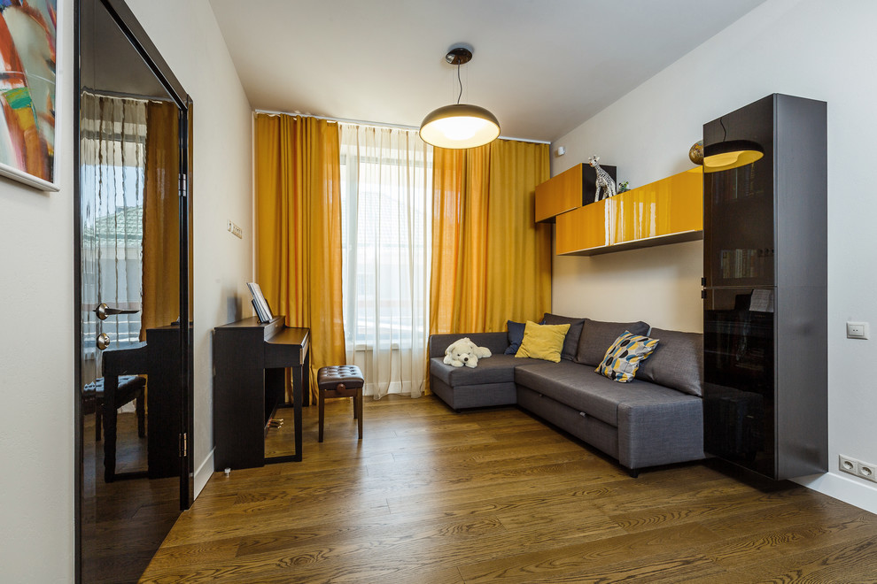Modelo de sala de estar con rincón musical cerrada actual de tamaño medio con paredes blancas y suelo de madera oscura