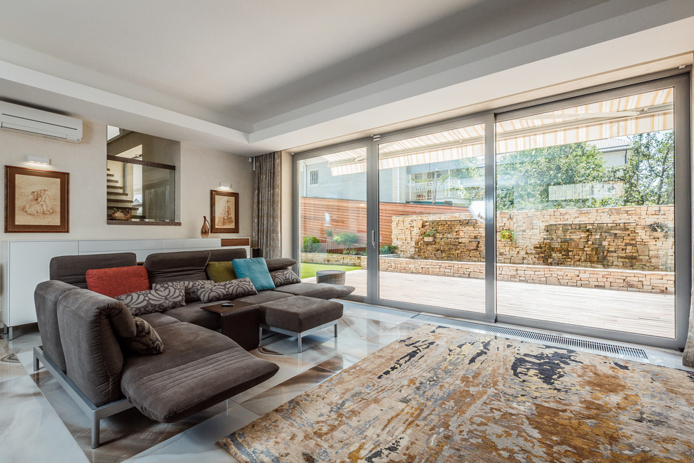 Immagine di un grande soggiorno design aperto con sala formale, pareti bianche e pavimento con piastrelle in ceramica