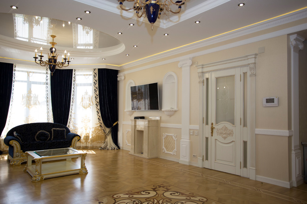 На фото: большая гостиная комната в классическом стиле с