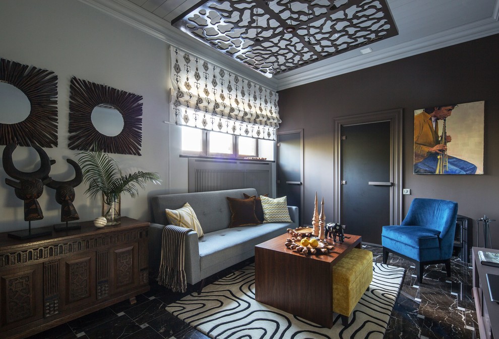 На фото: изолированная гостиная комната среднего размера в современном стиле с серыми стенами, мраморным полом, печью-буржуйкой, фасадом камина из штукатурки, телевизором на стене и коричневым полом