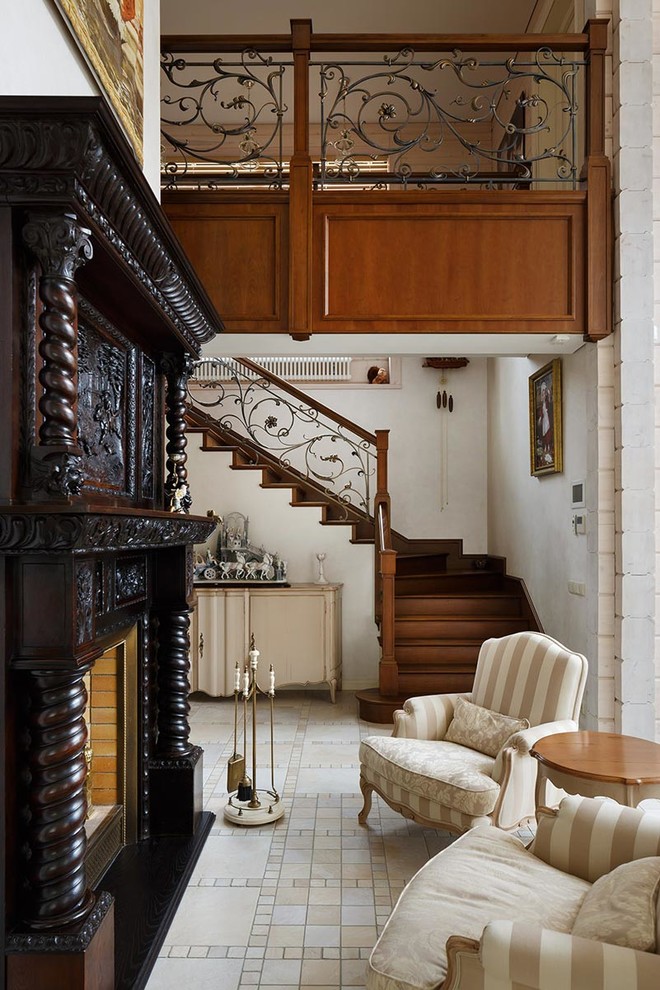 Aménagement d'un salon classique avec un mur blanc, une cheminée standard et un manteau de cheminée en bois.