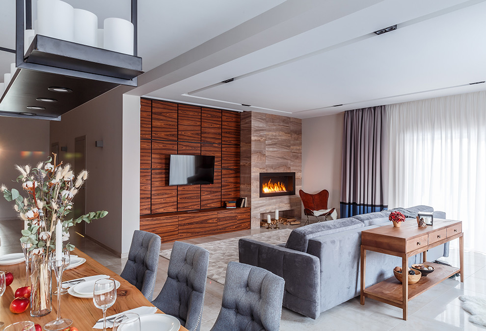 Источник вдохновения для домашнего уюта: гостиная комната в современном стиле с белыми стенами, горизонтальным камином, телевизором на стене и серым полом