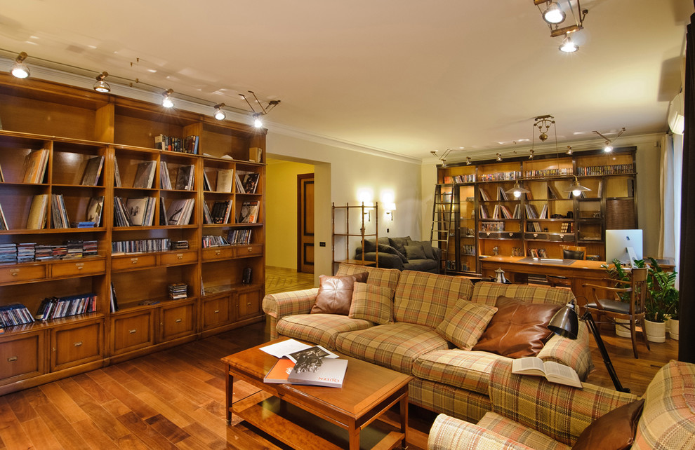 Стильный дизайн: гостиная комната в классическом стиле с с книжными шкафами и полками и паркетным полом среднего тона - последний тренд