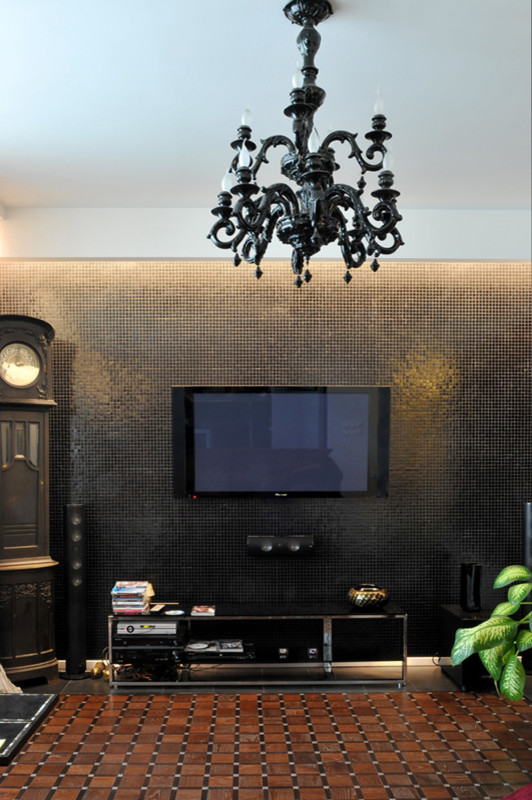 Imagen de salón para visitas abierto actual grande con paredes negras, suelo de madera oscura y televisor colgado en la pared