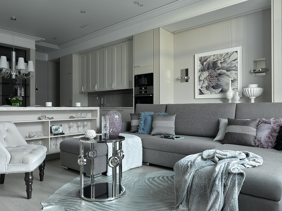 Пример оригинального дизайна: открытая, объединенная гостиная комната в стиле неоклассика (современная классика) с серыми стенами, светлым паркетным полом и серым полом