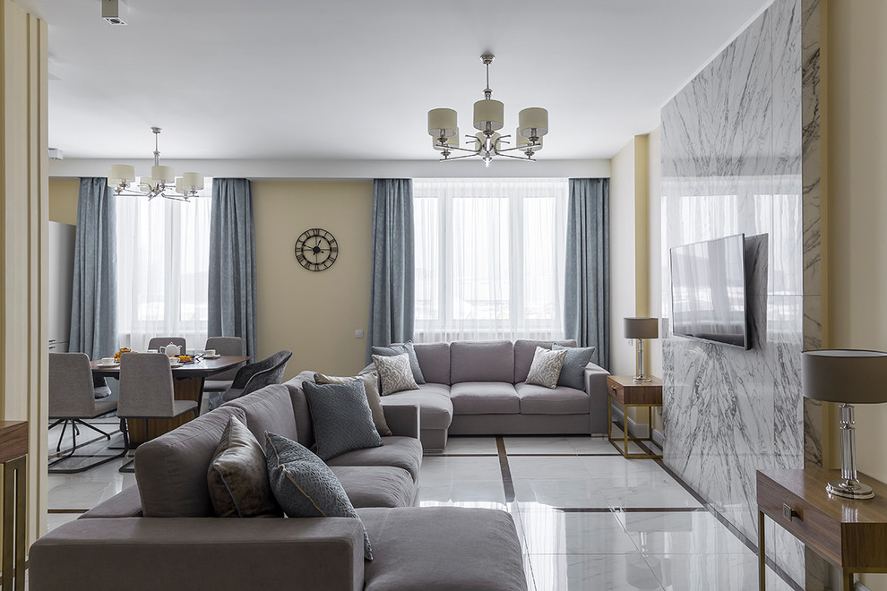 Immagine di un piccolo soggiorno design aperto con pareti beige, pavimento in gres porcellanato, nessun camino e pavimento beige