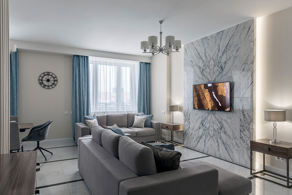 Mittelgroßes, Offenes Modernes Wohnzimmer ohne Kamin mit beiger Wandfarbe, Porzellan-Bodenfliesen, TV-Wand und weißem Boden in Moskau