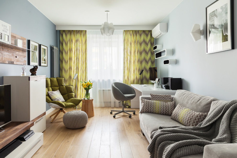 Idées déco pour une salle de séjour contemporaine avec parquet clair, un téléviseur indépendant et un mur multicolore.