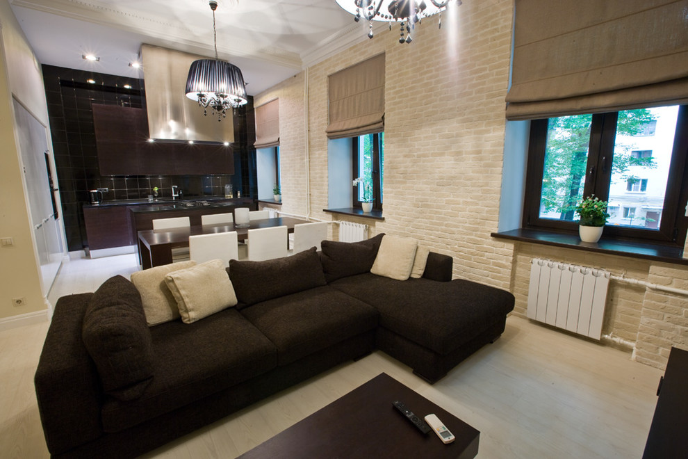 Idee per un soggiorno minimal di medie dimensioni e aperto con sala formale, pareti beige, pavimento in laminato e TV a parete