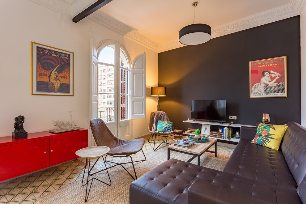 Свежая идея для дизайна: гостиная комната среднего размера в стиле неоклассика (современная классика) с черными стенами и отдельно стоящим телевизором - отличное фото интерьера