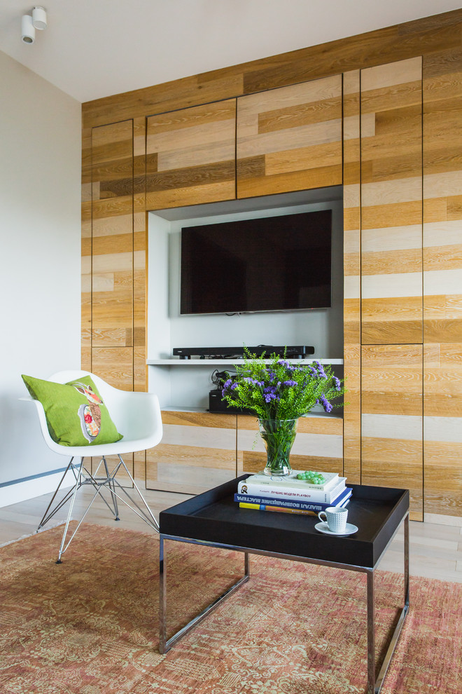 Источник вдохновения для домашнего уюта: гостиная комната в современном стиле с белыми стенами, светлым паркетным полом и телевизором на стене