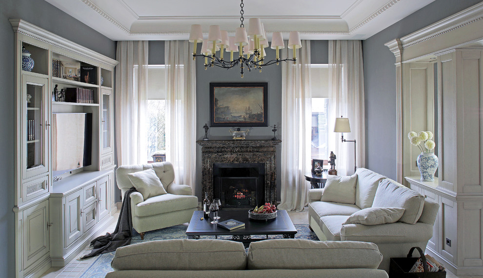 Источник вдохновения для домашнего уюта: гостиная комната в классическом стиле с серыми стенами, стандартным камином, телевизором на стене и бежевым полом