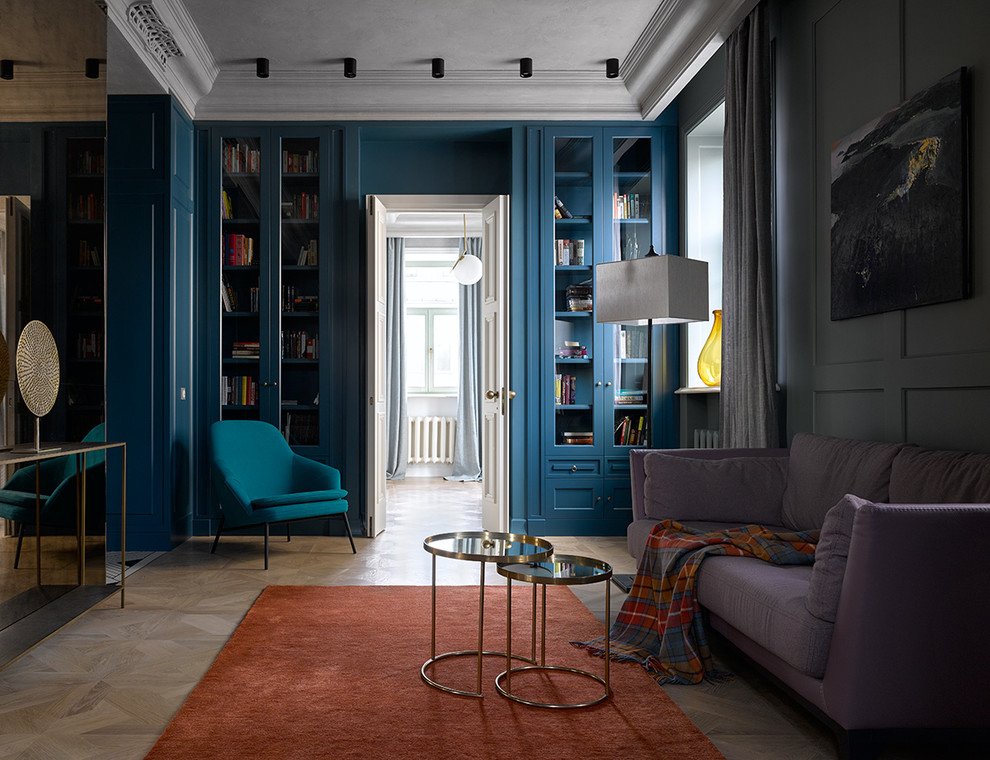 Свежая идея для дизайна: гостиная комната:: освещение в стиле неоклассика (современная классика) с синими стенами, светлым паркетным полом и бежевым полом - отличное фото интерьера
