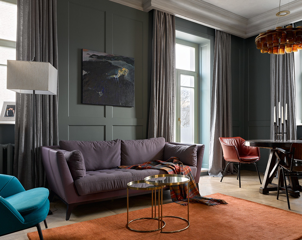 Esempio di un soggiorno tradizionale con sala formale, pareti verdi, parquet chiaro e pavimento beige