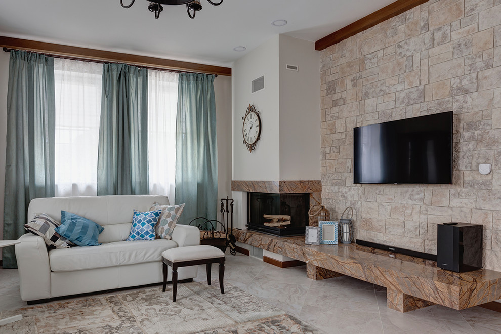 На фото: большая открытая гостиная комната в стиле неоклассика (современная классика) с угловым камином и телевизором на стене с