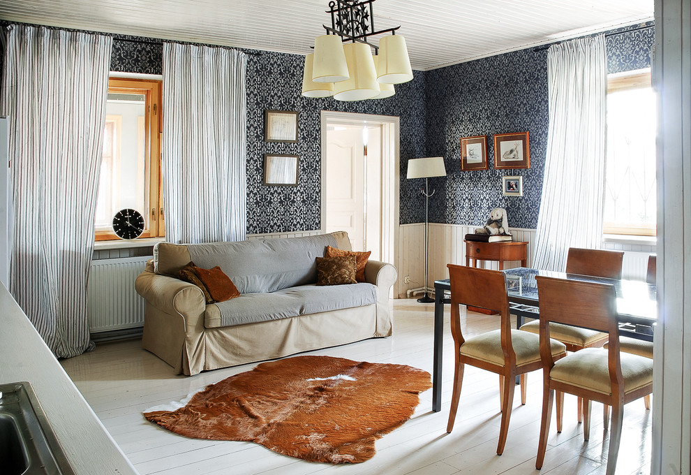 Ejemplo de salón para visitas campestre sin televisor con paredes azules y suelo de madera pintada
