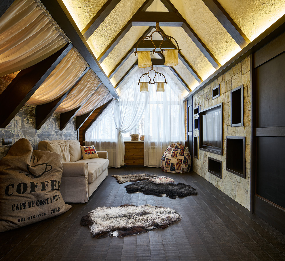 Foto de salón de estilo de casa de campo pequeño con suelo de madera oscura, televisor colgado en la pared y suelo marrón