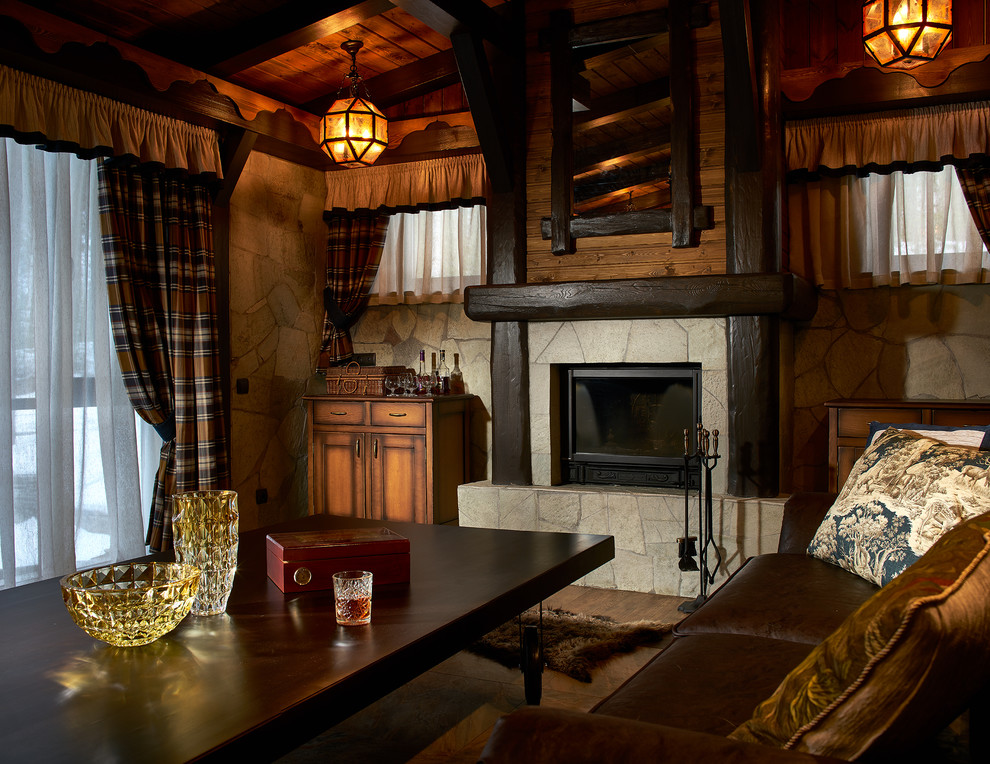 Cette photo montre un petit salon montagne ouvert avec un mur marron, un sol en bois brun, un manteau de cheminée en pierre, aucun téléviseur, un sol marron et une cheminée standard.