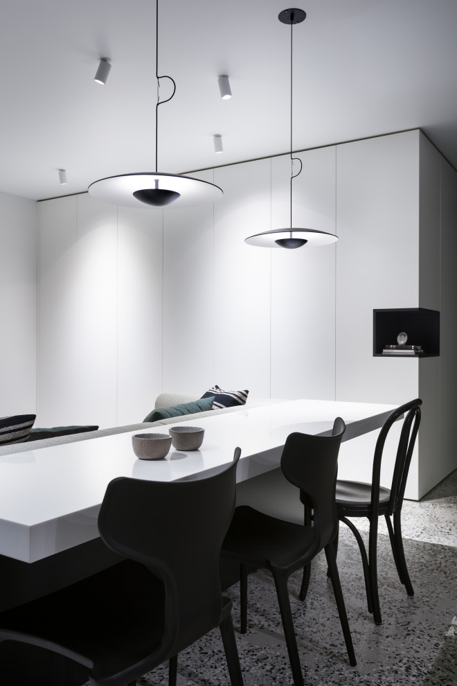 Ispirazione per una sala da pranzo minimal di medie dimensioni con pareti bianche e pavimento grigio