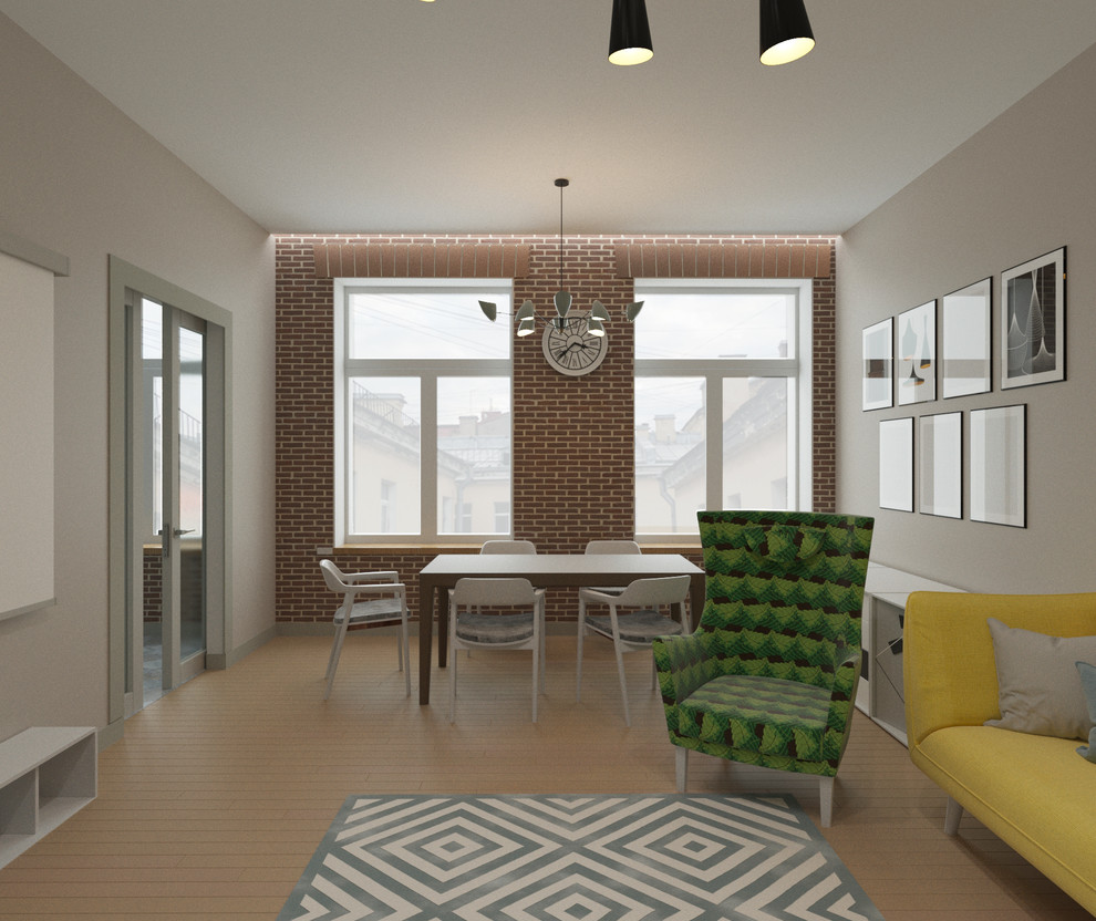 Стильный дизайн: двухуровневая гостиная комната среднего размера в стиле фьюжн с бежевыми стенами, светлым паркетным полом и бежевым полом - последний тренд