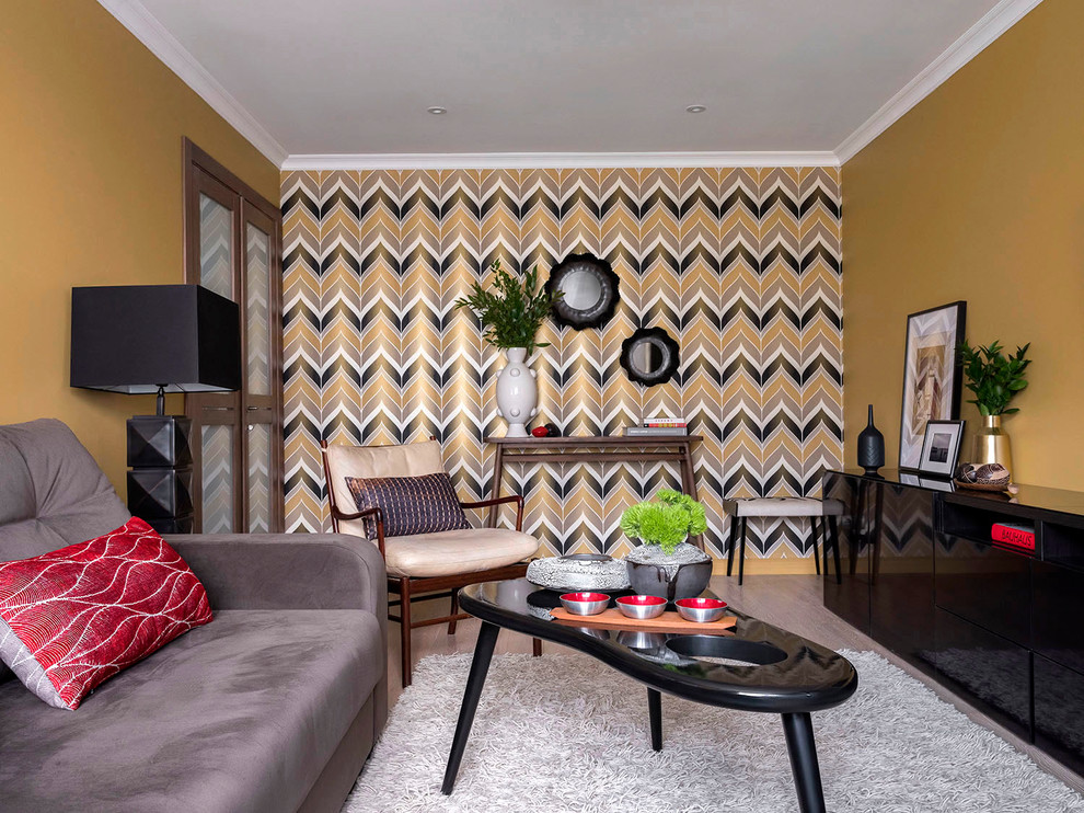 Стильный дизайн: изолированная гостиная комната в современном стиле с желтыми стенами, светлым паркетным полом и бежевым полом - последний тренд