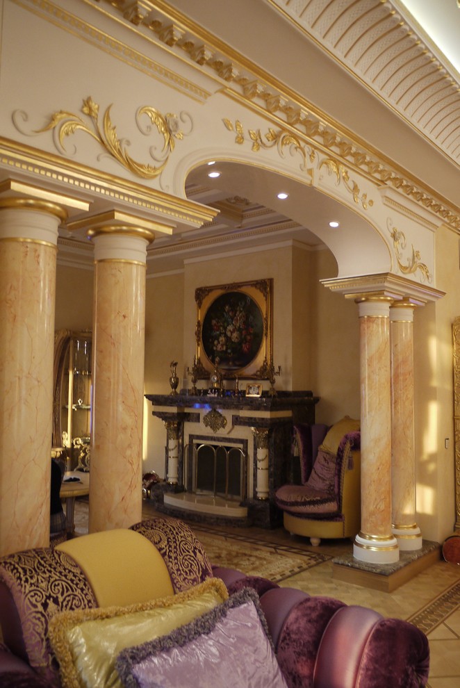Пример оригинального дизайна: гостиная комната в классическом стиле с тюлем на окнах