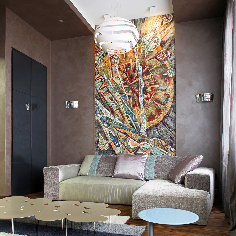 Stilmix Wohnzimmer mit grauer Wandfarbe und braunem Holzboden in Moskau