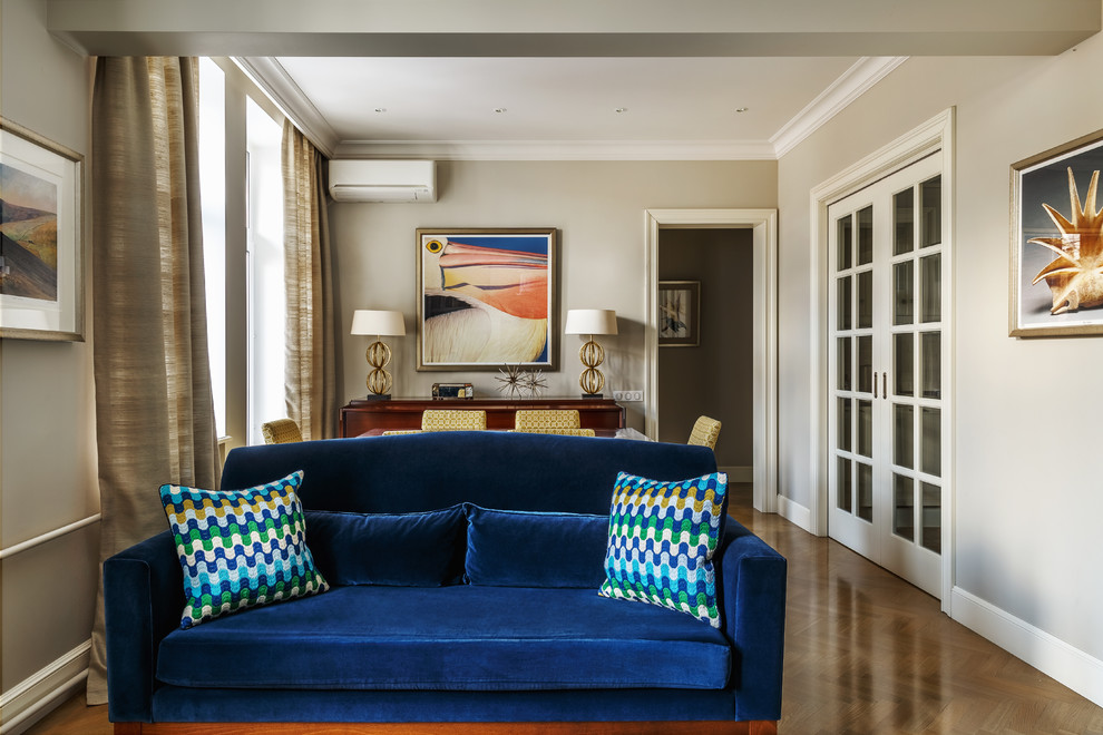 Esempio di un soggiorno classico di medie dimensioni e aperto con pareti grigie, pavimento in legno massello medio e pavimento marrone