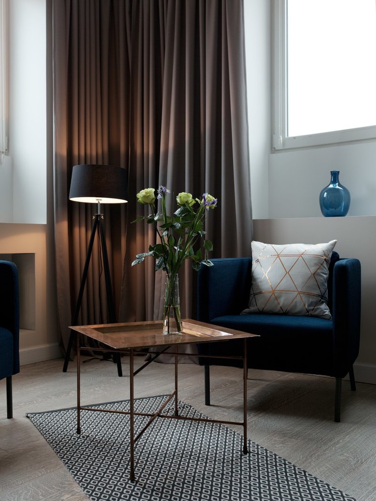 Foto di un soggiorno minimal con parquet chiaro e pareti grigie