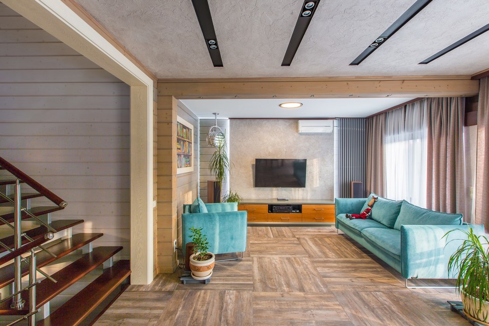 Пример оригинального дизайна: парадная гостиная комната в современном стиле с бежевыми стенами, телевизором на стене и коричневым полом
