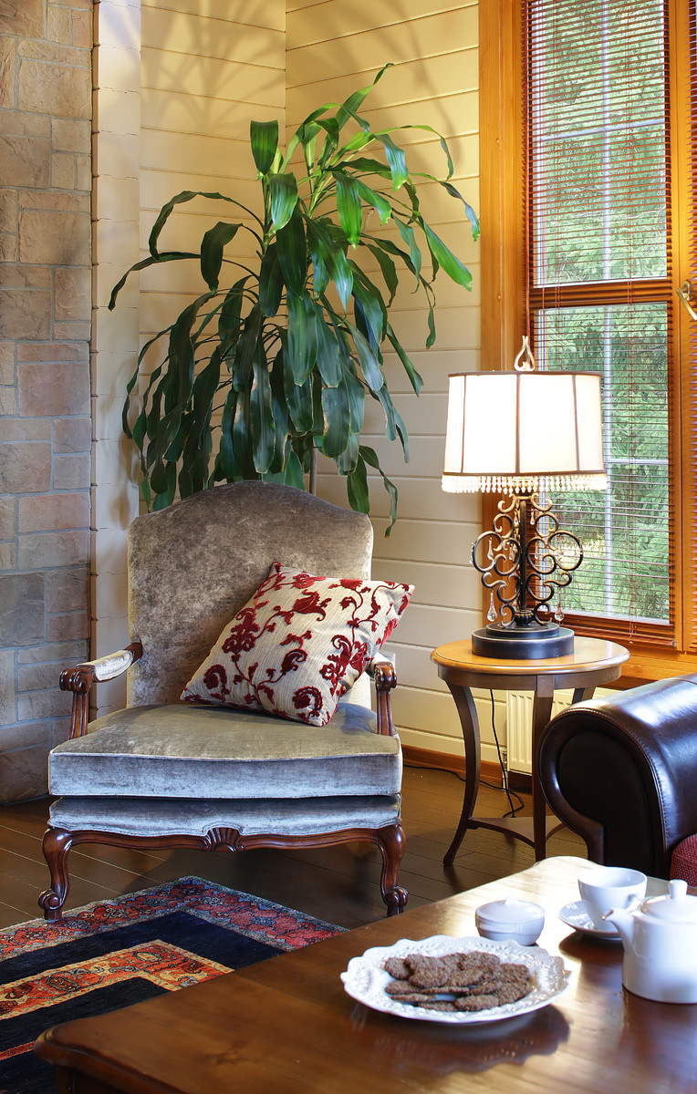 Immagine di un grande soggiorno country chiuso con pareti beige, parquet scuro e pavimento marrone