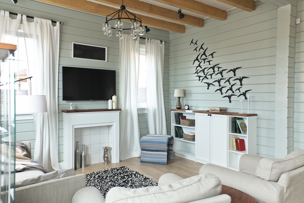 Idéer för nordiska vardagsrum, med ett finrum, grå väggar, ljust trägolv och en väggmonterad TV
