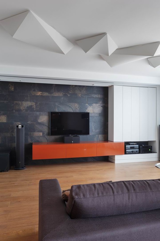 Bild på ett mellanstort funkis allrum med öppen planlösning, med vita väggar, laminatgolv, en väggmonterad TV och beiget golv