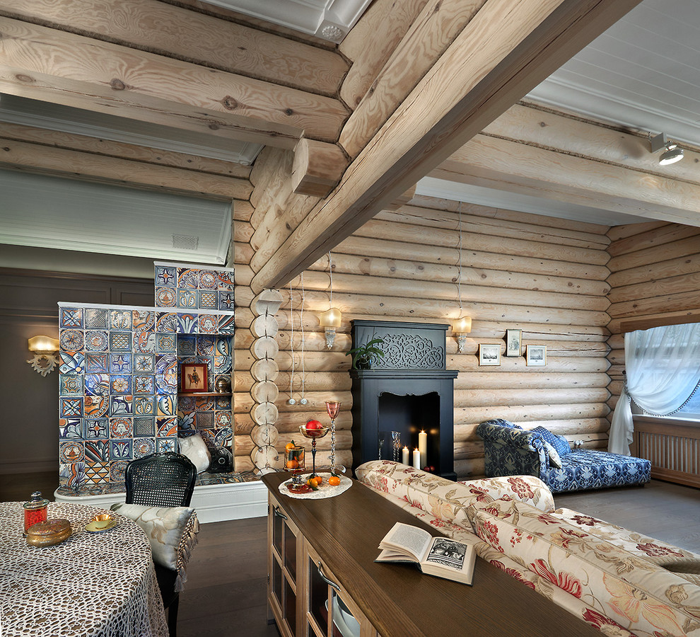 Imagen de salón para visitas abierto de estilo de casa de campo con paredes marrones y suelo de madera oscura