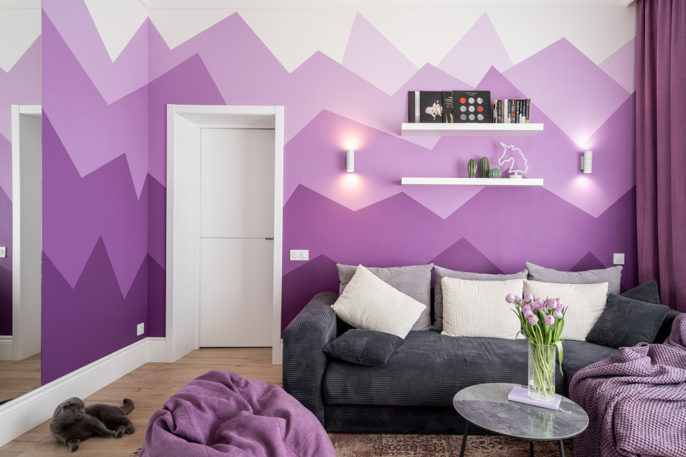 Aménagement d'une salle de séjour contemporaine avec un mur violet, parquet clair, un sol beige et du papier peint.