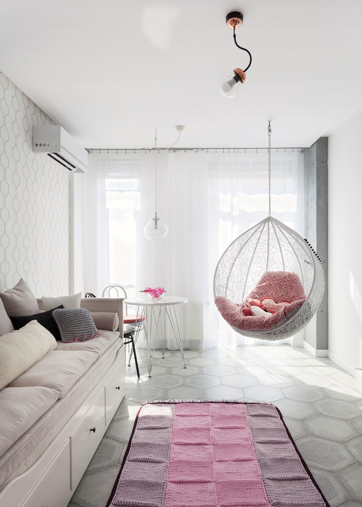 Immagine di un piccolo soggiorno scandinavo aperto con angolo bar, pareti bianche, pavimento con piastrelle in ceramica e TV a parete