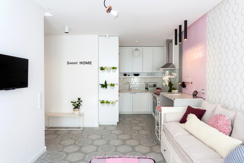 Стильный дизайн: маленькая открытая гостиная комната в скандинавском стиле с домашним баром, белыми стенами, полом из керамической плитки и телевизором на стене для на участке и в саду - последний тренд